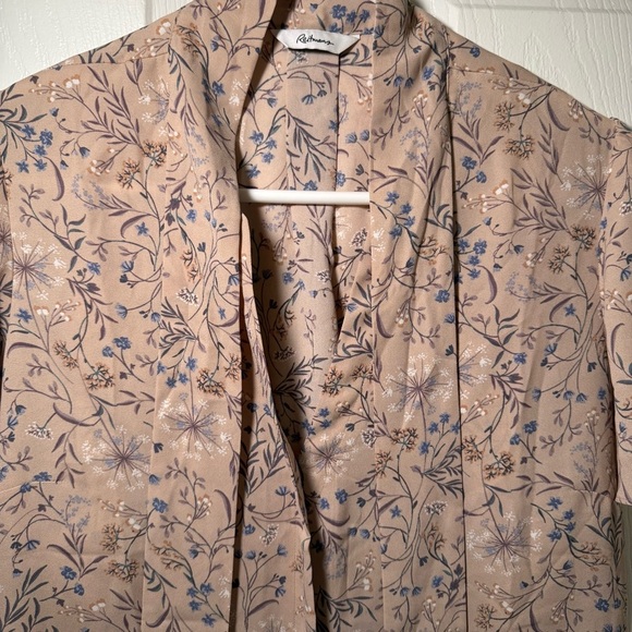 Reitmans Beige and Navy Floral Blouse - Picture 4 of 8